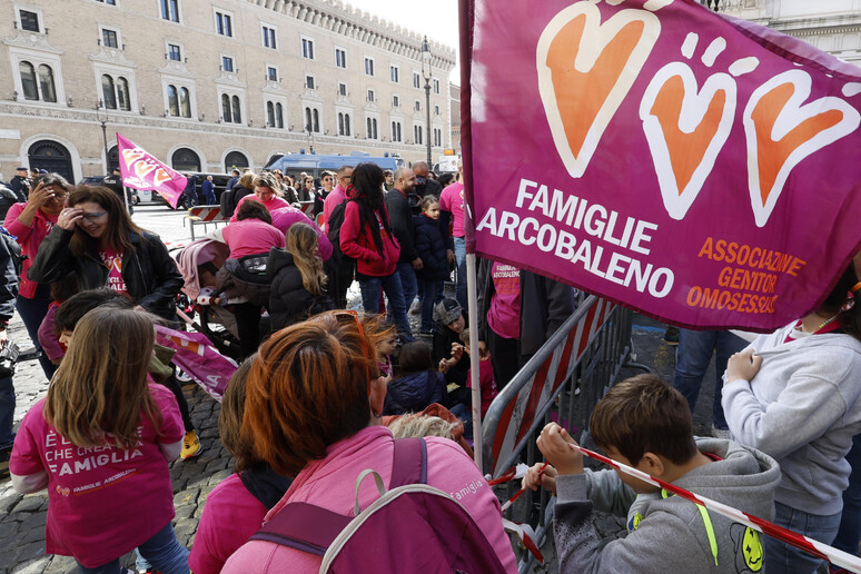 Udine, Comune iscrive all’anagrafe bimbo con dure mamme. Le associazioni LGBTQIA+: “Passo avanti, ora la Legge”.