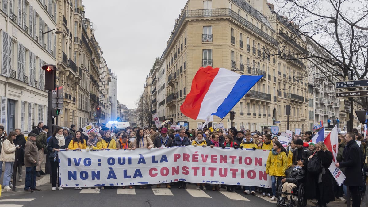 Aborto, Francia primo Paese al mondo a inserire l’interruzione volontaria di gravidanza in Costituzione.