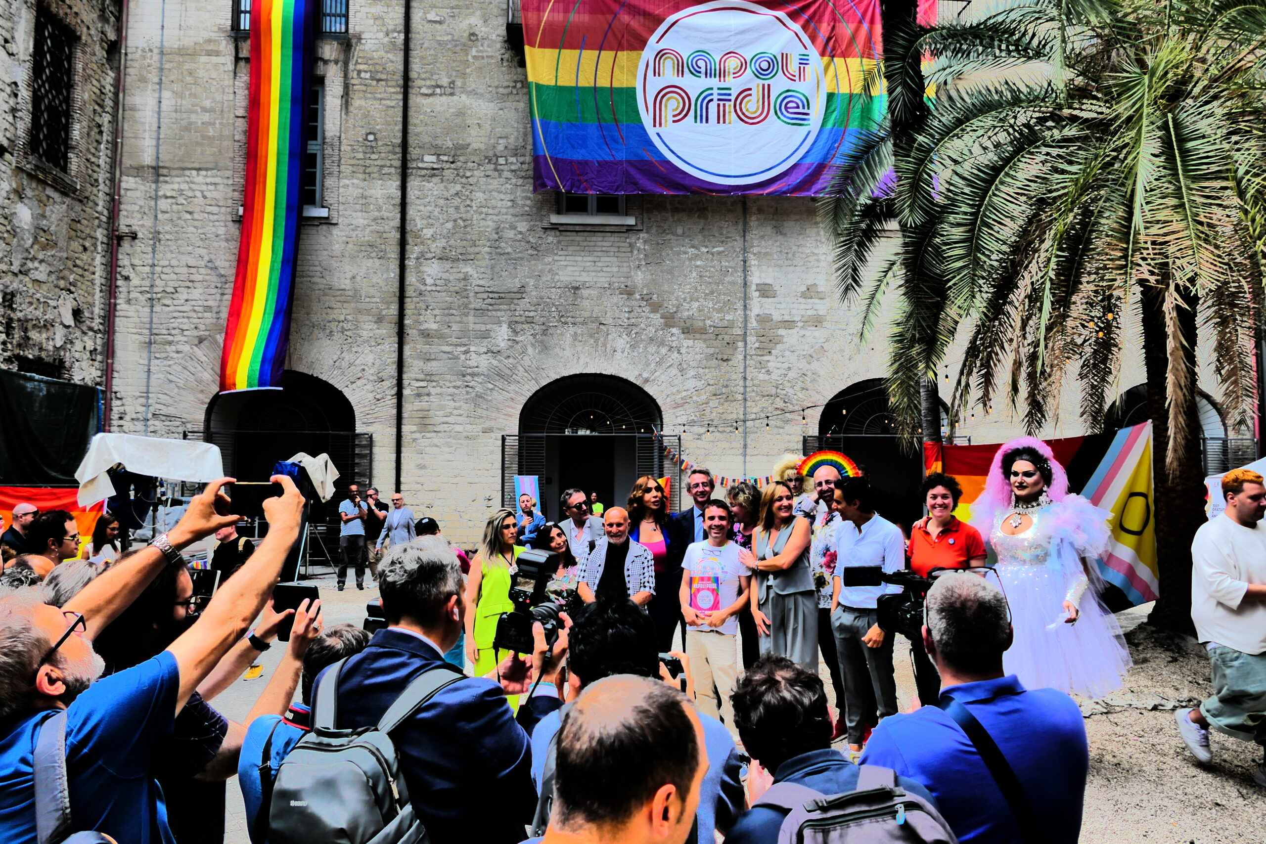 Il Napoli Pride torna su via Toledo sabato 29 giugno e venerdì talk con Manfredi, Schlein e Conte.