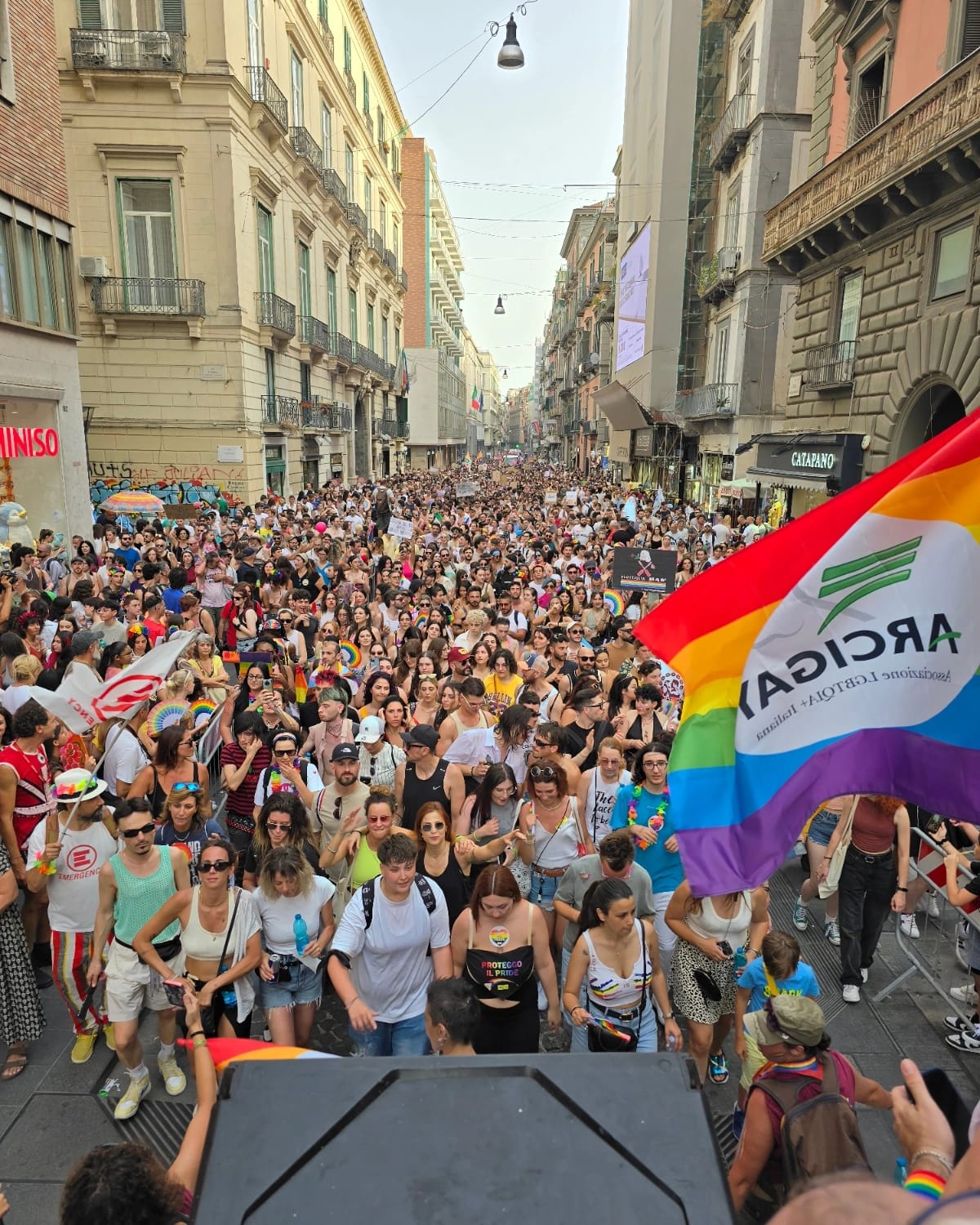 Aggressione choc al Napoli Pride. Le vittime: “Picchiate a colpi di casco. E’ stata una spedizione punitiva”